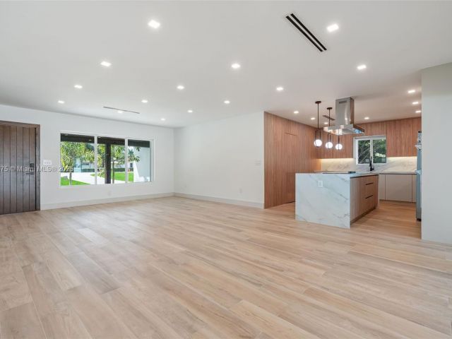 Продажа дома по адресу 1917 N Swinton Ave - фото 5878650