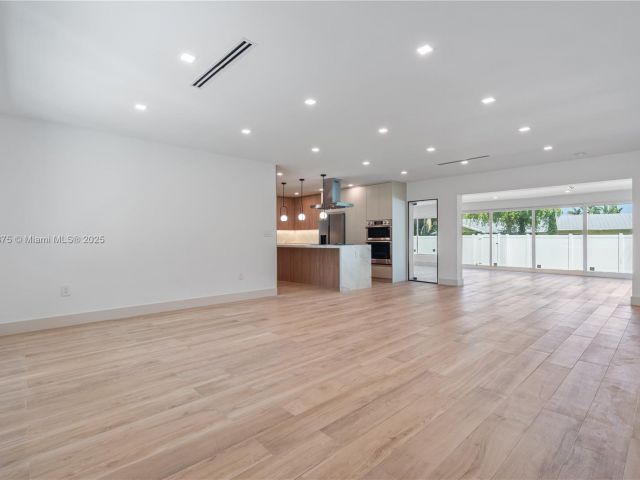 Продажа дома по адресу 1917 N Swinton Ave - фото 5878653