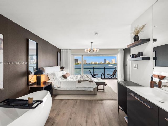 Продажа дома по адресу 3927 NE 171st St C - фото 5857468