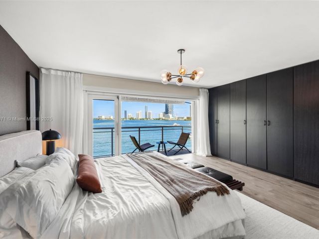 Продажа дома по адресу 3927 NE 171st St C - фото 5857469