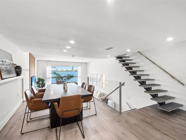 Продажа дома по адресу 3927 NE 171st St C - фото 5857471