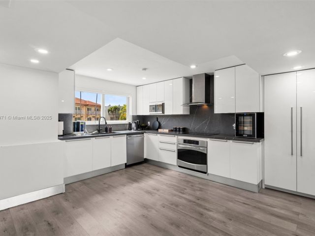 Продажа дома по адресу 3927 NE 171st St C - фото 5857472