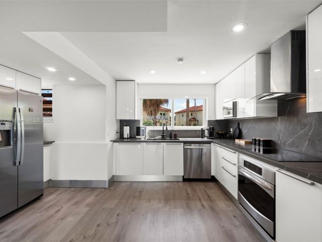 Продажа дома по адресу 3927 NE 171st St C - фото 5857473