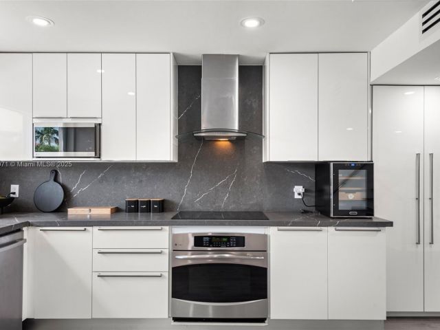 Продажа дома по адресу 3927 NE 171st St C - фото 5857474