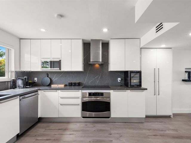 Продажа дома по адресу 3927 NE 171st St C - фото 5857475