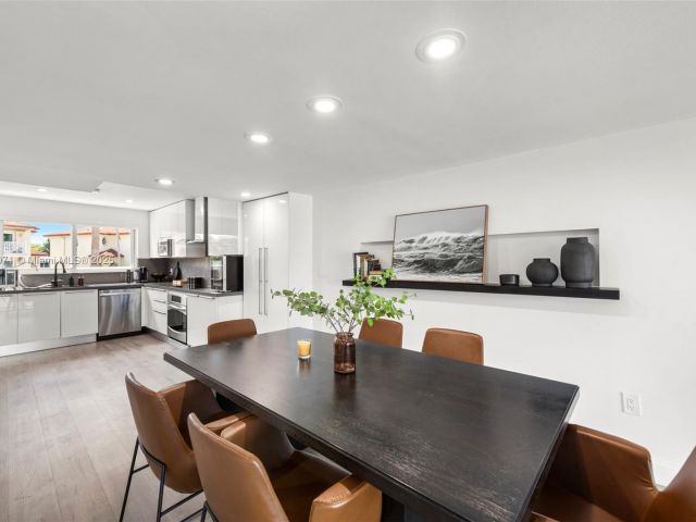 Продажа дома по адресу 3927 NE 171st St C - фото 5857476