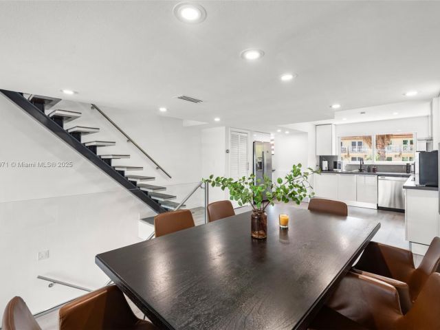 Продажа дома по адресу 3927 NE 171st St C - фото 5857477