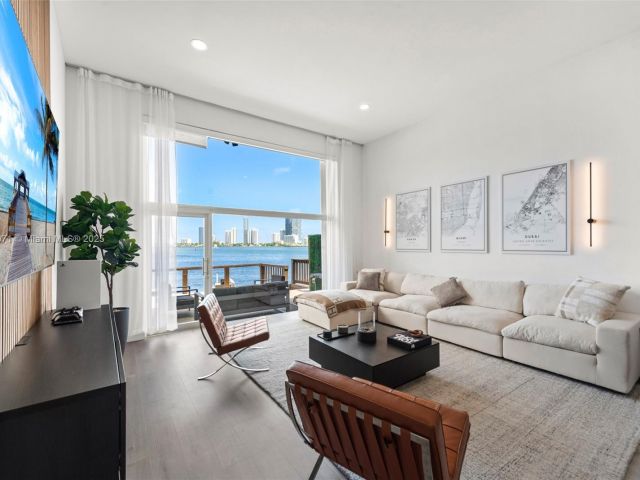 Продажа дома по адресу 3927 NE 171st St C - фото 5857481