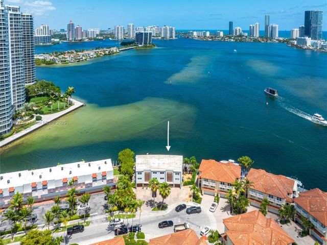 Продажа дома по адресу 3927 NE 171st St C - фото 5857484