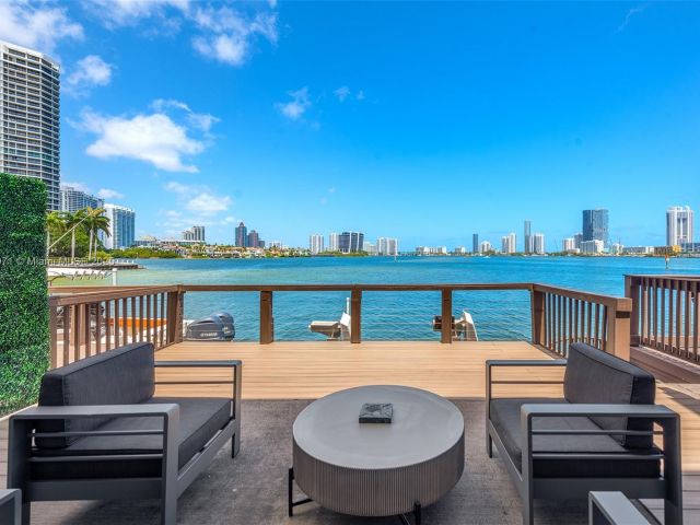 Продажа дома по адресу 3927 NE 171st St C - фото 5857486