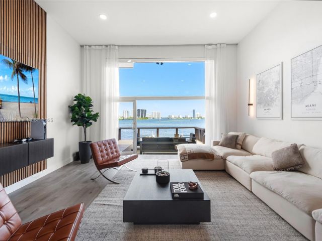 Продажа дома по адресу 3927 NE 171st St C - фото 5857487