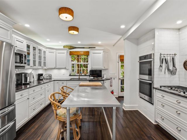 Продажа дома по адресу 525 Coral Way - фото 5934856