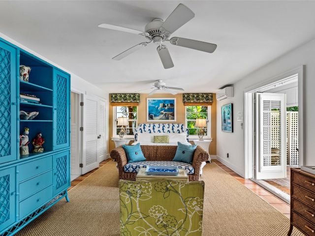 Продажа дома по адресу 525 Coral Way - фото 5934861