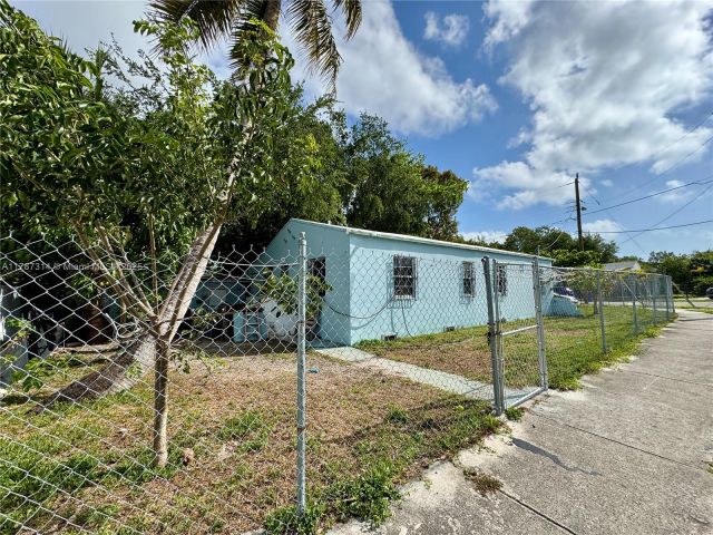 Продажа дома по адресу 6400 NW 1st Pl - фото 6002538