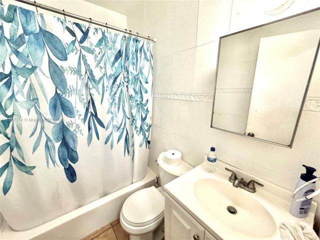 Продажа дома по адресу 6400 NW 1st Pl - фото 6002540