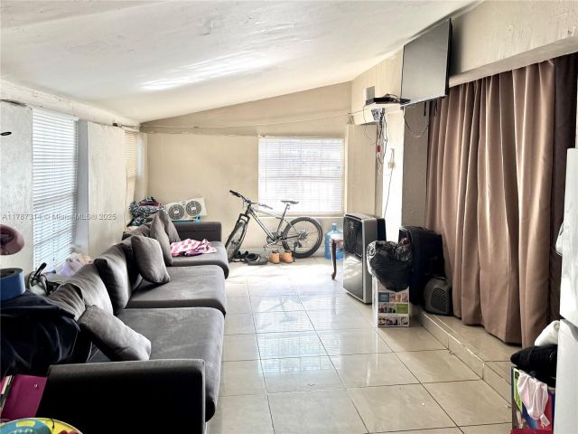 Продажа дома по адресу 6400 NW 1st Pl - фото 6002544