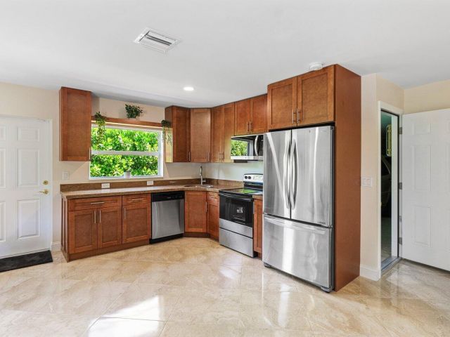 Продажа дома по адресу 1650 NE 3rd Avenue - фото 5878966