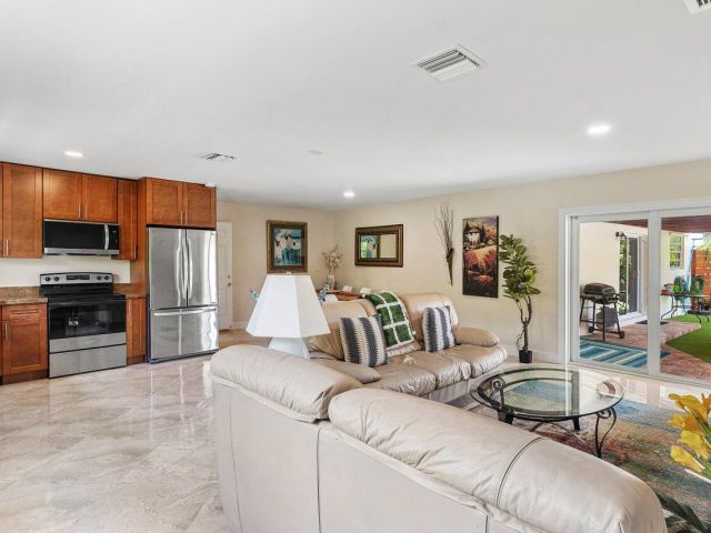 Продажа дома по адресу 1650 NE 3rd Avenue - фото 5878967