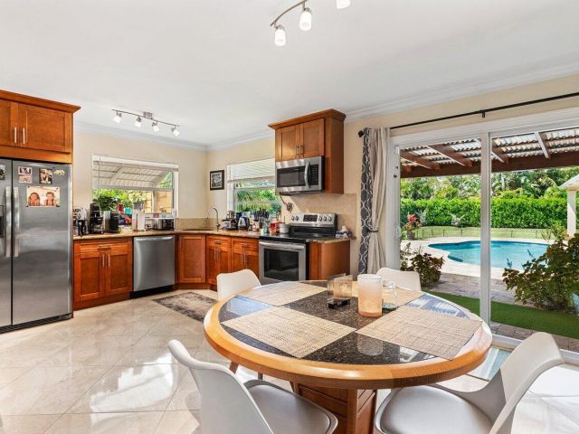 Продажа дома по адресу 1650 NE 3rd Avenue - фото 5878975