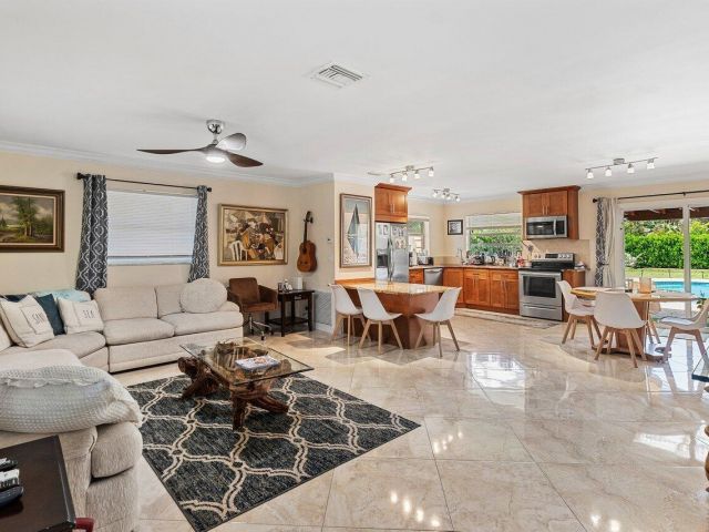 Продажа дома по адресу 1650 NE 3rd Avenue - фото 5878976