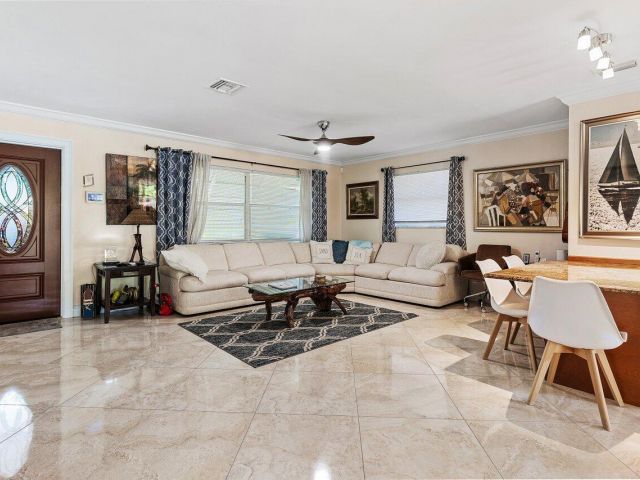 Продажа дома по адресу 1650 NE 3rd Avenue - фото 5878977