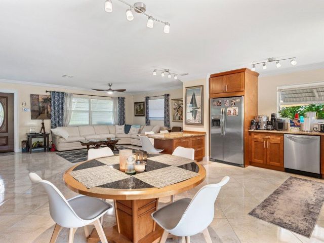 Продажа дома по адресу 1650 NE 3rd Avenue - фото 5878979