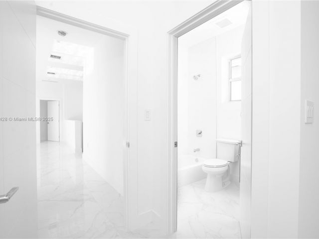 Продажа дома по адресу 900 SW 24th Rd - фото 5931018