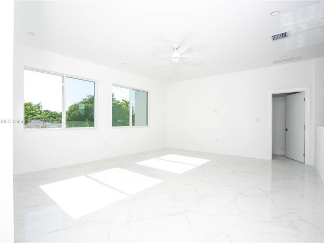 Продажа дома по адресу 900 SW 24th Rd - фото 5931020