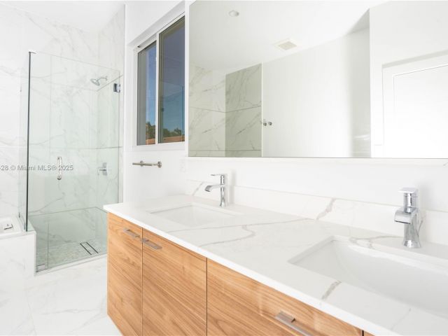 Продажа дома по адресу 900 SW 24th Rd - фото 5931022