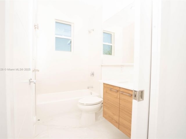 Продажа дома по адресу 900 SW 24th Rd - фото 5931023