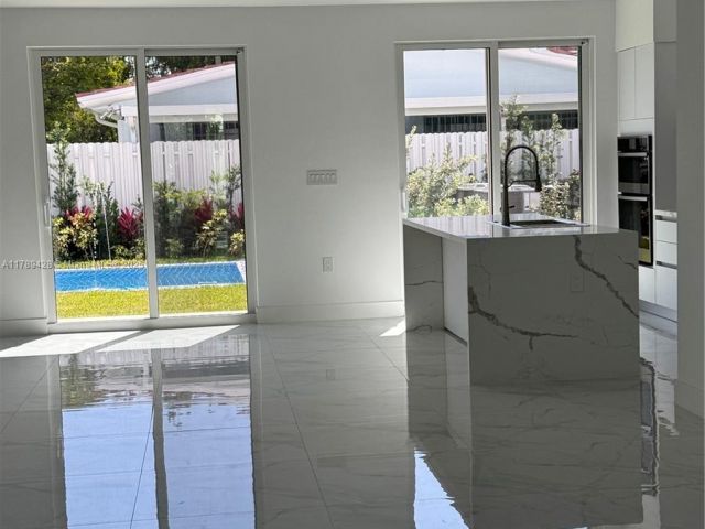 Продажа дома по адресу 900 SW 24th Rd - фото 5931024