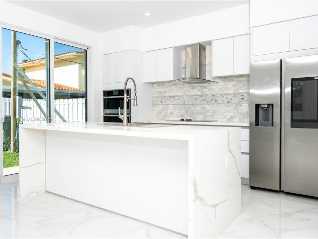 Продажа дома по адресу 900 SW 24th Rd - фото 5931025