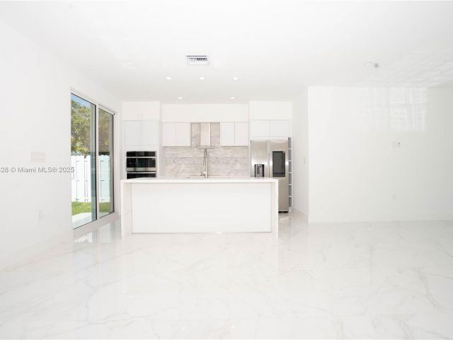 Продажа дома по адресу 900 SW 24th Rd - фото 5931026