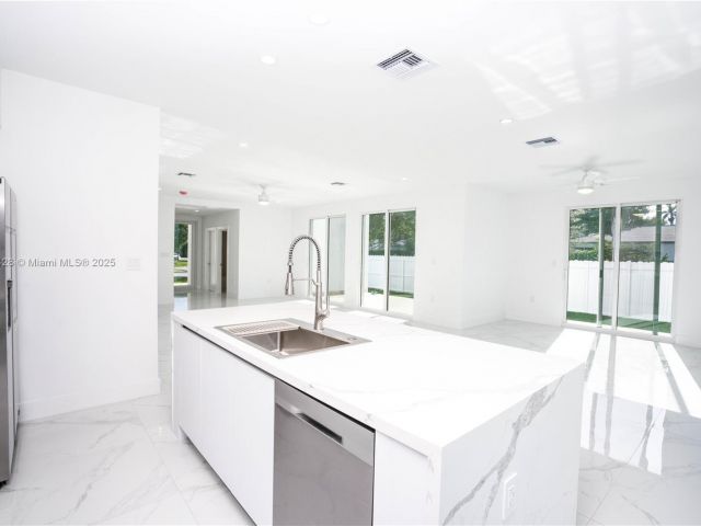 Продажа дома по адресу 900 SW 24th Rd - фото 5931027