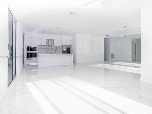 Продажа дома по адресу 900 SW 24th Rd - фото 5931028