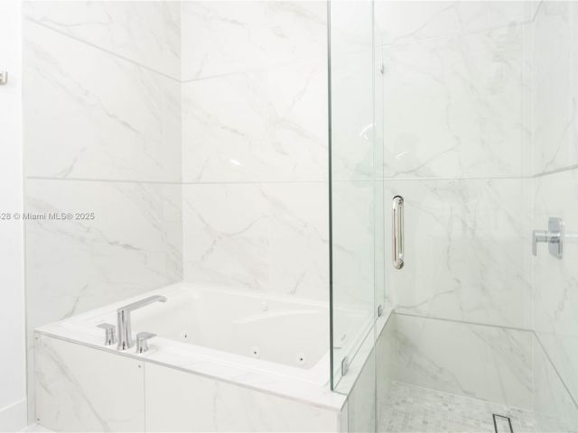 Продажа дома по адресу 900 SW 24th Rd - фото 5931030