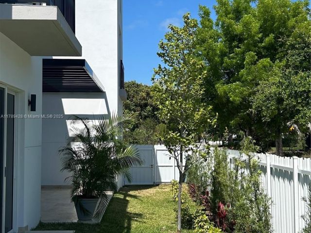 Продажа дома по адресу 900 SW 24th Rd - фото 5931033