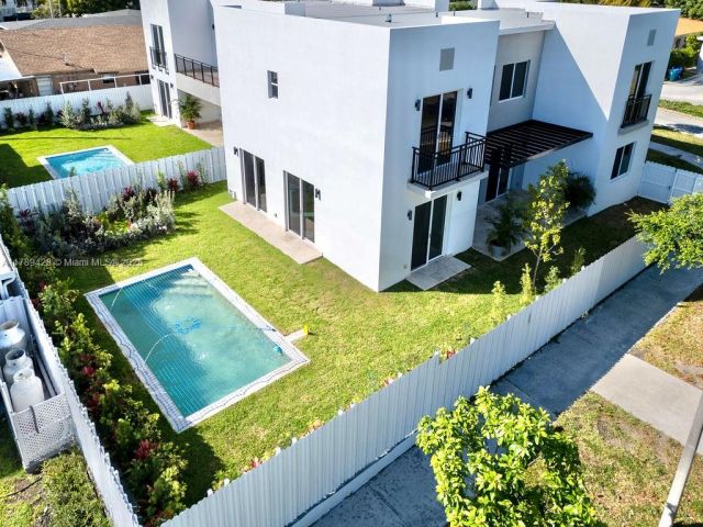 Продажа дома по адресу 900 SW 24th Rd - фото 5931034