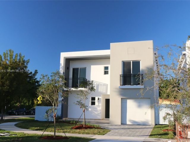 Продажа дома по адресу 900 SW 24th Rd - фото 5931036