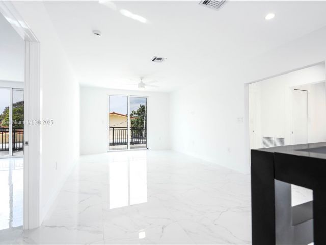 Продажа дома по адресу 910 SW 24th Rd - фото 5931000