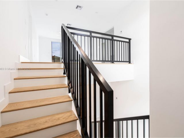 Продажа дома по адресу 910 SW 24th Rd - фото 5931001