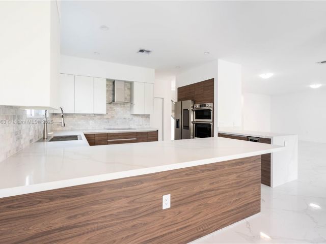 Продажа дома по адресу 910 SW 24th Rd - фото 5931004