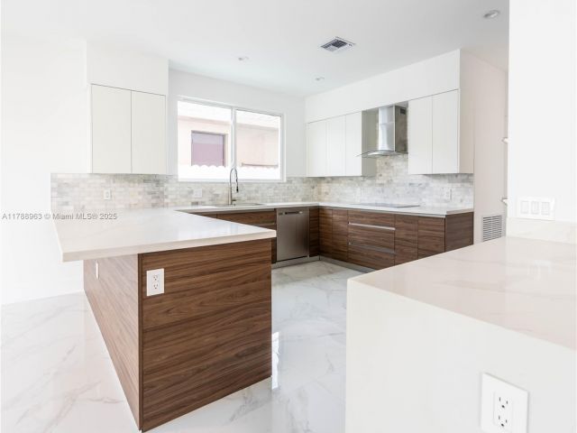 Продажа дома по адресу 910 SW 24th Rd - фото 5931005