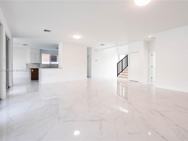 Продажа дома по адресу 910 SW 24th Rd - фото 5931007