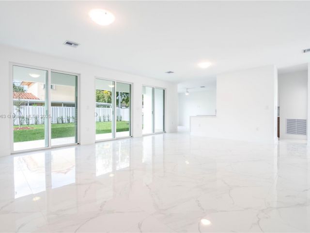 Продажа дома по адресу 910 SW 24th Rd - фото 5931008