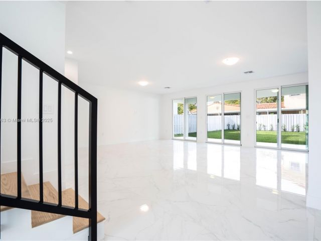 Продажа дома по адресу 910 SW 24th Rd - фото 5931010