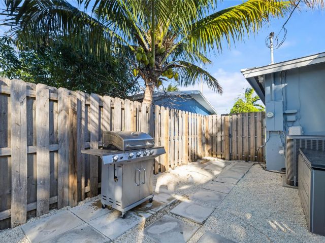 Продажа дома по адресу 2917 NW 9th Ave - фото 5995833