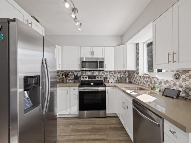 Продажа дома по адресу 2917 NW 9th Ave - фото 5995850