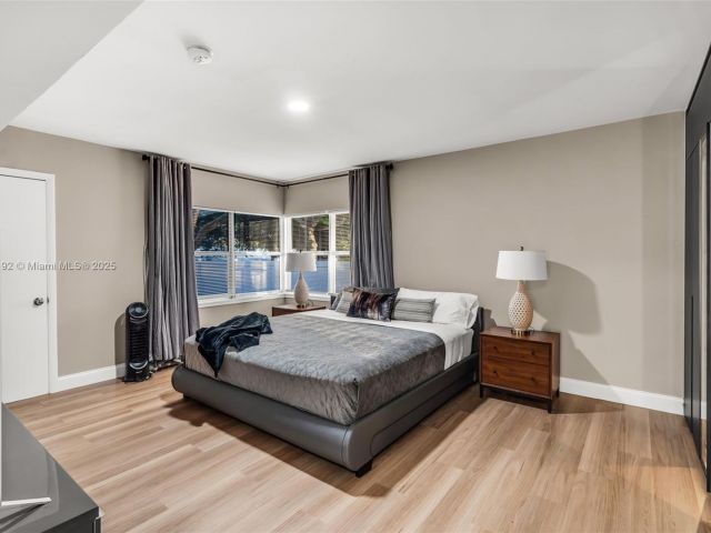 Продажа дома по адресу 1100 NW 7th Ave - фото 5892449