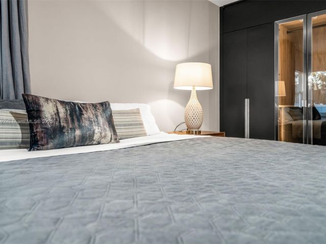 Продажа дома по адресу 1100 NW 7th Ave - фото 5892450